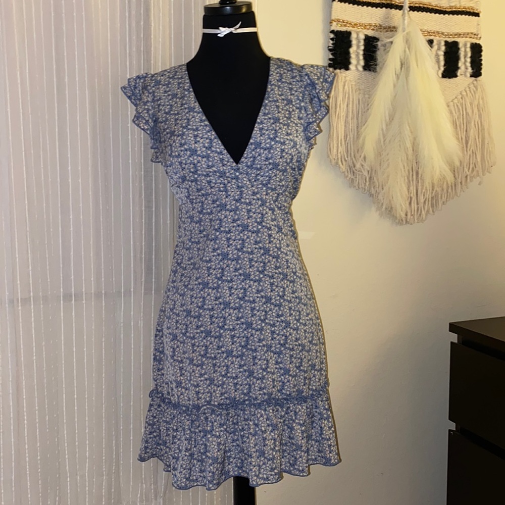 Cute floral romantic dress. Blue and white floral pattern. Forever 21